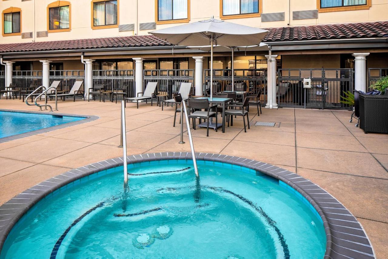 Courtyard By Marriott Houston Rice University Buitenkant foto